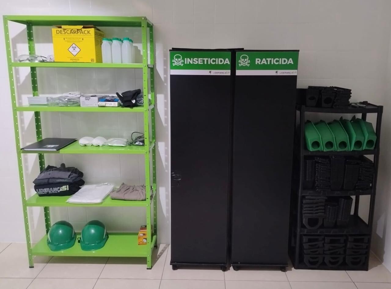 Estoque organizado da Liderança SP com inseticidas, iscas, EPI e materiais para aplicação completa